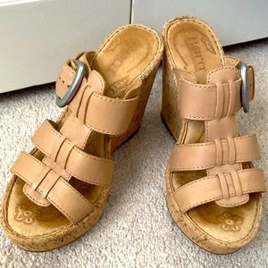 Born like new size 6 platform wedge sandals